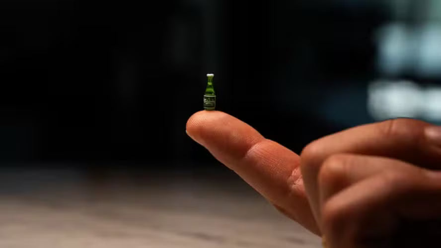 A 'Menor Garrafa de Cerveja do Mundo': O que a ação da Carlsberg ensina sobre consumo consciente — e o papel da cerveja sem álcool da Luci
